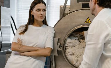 Gabimet më të shpeshta që i bëni kur i lani rrobat në lavatriçe