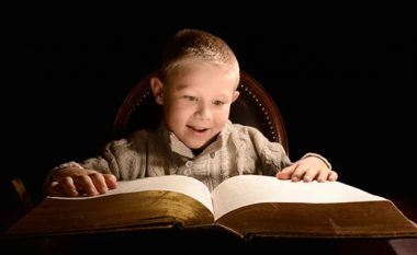 Poezia mund të prekë shpirtrat dhe zemrat: Pse të mos i mësojmë fëmijët tanë për të?