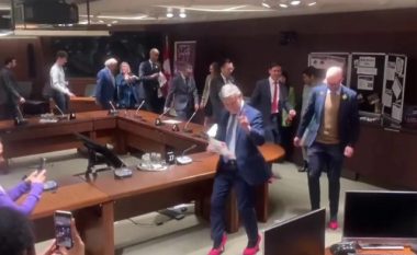 Politikanët kanadezë shëtisin me këpucë rozë me take të larta