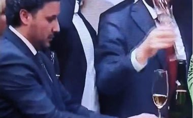 Abazoviq zgjatë dorën për ta marrë gotën me verë, në momentin e fundit i bie “pishman” – pamjet bëhen virale  