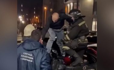 I mbijetoi rrëzimit nga kati i 19-të, ra mbi veturën e parkuar që e shkatërroi – burri nga Rusia vazhdoi këndimin rrugës për në spital