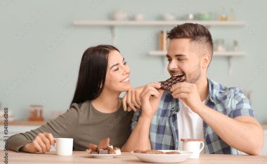 Ngrënia e çokollatës në mëngjes është e mirë për trurin dhe belin!