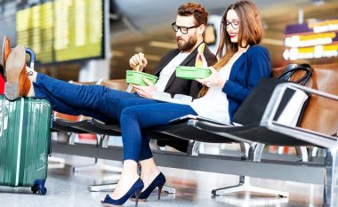 Ushqimet që duhet shmangur nëse do të udhëtoni me aeroplan
