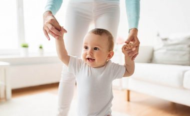 “Është shtatë muajsh dhe tashmë ecën”: Kur mund të qëndrojë një bebe në këmbë?