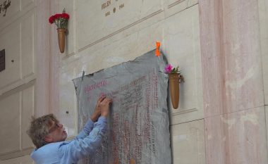 Artisti që frymëzohet nga varret e të famshmëve