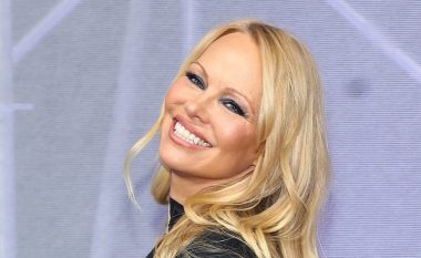 Dantella, temina, perla: Pamela Anderson u shfaq në tapetin e kuq të kopsitur deri në fyt