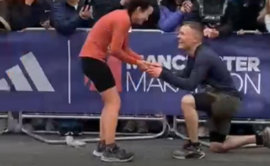 Britaniku i propozon martesë të dashurës në vijën e ‘finishit’ të një maratone