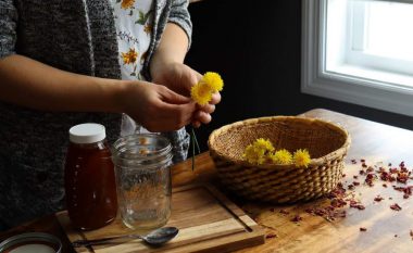 Mjaltë me luleradhiqe: Parandalon kollën, pastron mëlçinë, forcon imunitetin