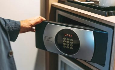 Stjuardesa zbuloi një truk për të udhëtuar: Lëreni gjithmonë një këpucë në kasafortën e hotelit