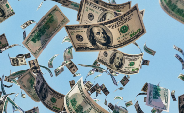 Amerikani hedh 200 mijë dollarë në autostradën e Oregonit