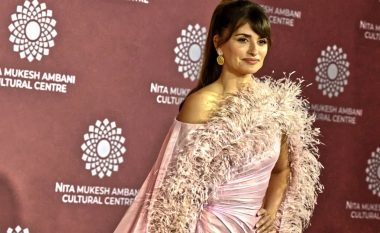 Penelope Cruz me një fustan të butë magjik që të lë pa frymë