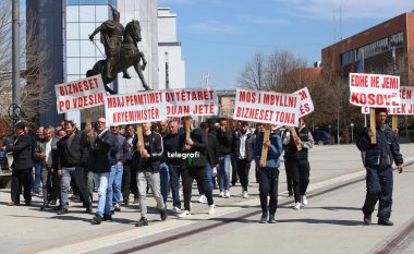 Banorët nga Malisheva e Klina protestojnë para Qeverisë kundër devijimit të autostradës Prishtinë-Pejë