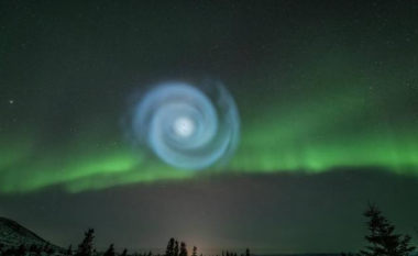 Një spirale e çuditshme u shfaq mbi qiellin e Alaskës