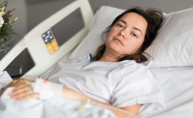 Një nënë e dy fëmijëve përfundoi në spital pas shakasë në TikTok