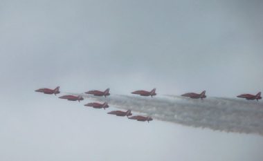 Një objekt misterioz u pa duke fluturuar mbi aeroplanët Red Arrows’ gjatë kurorëzimi të Mbretit Charles