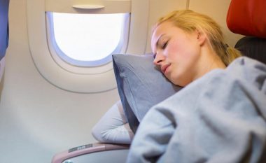 Pse nuk duhet të flini në aeroplan gjatë aterrimit apo nisjes