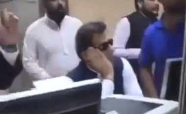 Imran Khan priste i qetë arrestimin, derisa turma thyenin dritaret për ta kapur – pamjet e ish-kryeministrit pakistanez bëhen virale