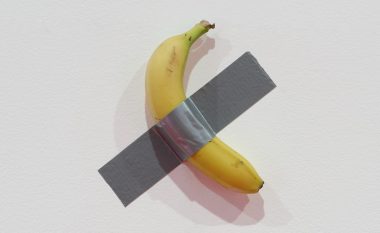 Ishte vendosur si vepër arti, por studenti i urritur e ha bananen