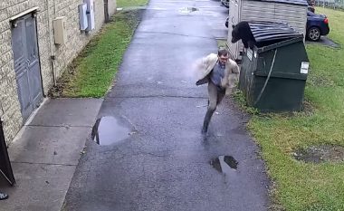 Drejtori i një shkolle amerikane trembet kur papritur i del një ari nga koshi i plehrave