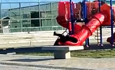 Gafa e presidentit të Kilit, ngeci në rrëshqitësen e këndit të lojërave për fëmijë