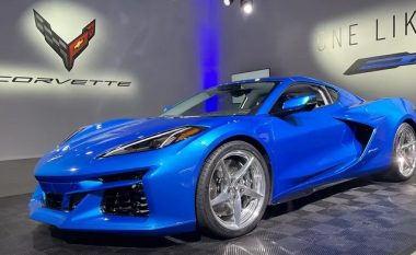 Chevrolet Corvette i parë hibrid u shit për “dhjetë herë më shumë se vlera reale e tij” – dhe ka një arsye për këtë