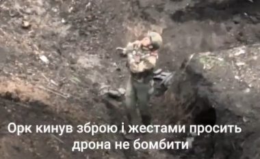 Momenti kur dorëzohet ushtari rus tek forcat ukrainase