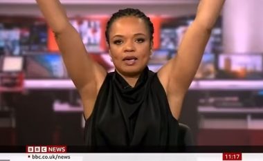 Ditë e gjatë në punë?: Prezantuesja e BBC News bëri një lëvizje të rrallë përpara se të kuptonte se kamera ishte fokusuar tek ajo