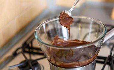 Bëni glazurë si në ëmbëltore: Qe se si duhet ta shkrini çokollatën!