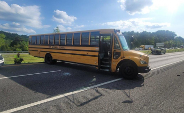 E vodhi autobusin e shkollës dhe u fut në autostradë, arrestohet adoleshenti nga Tennessee
