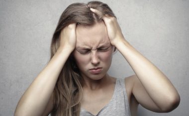 Përse zgjohemi me dhimbje koke dhe si mund ta heqim qafe këtë problem shëndetësor