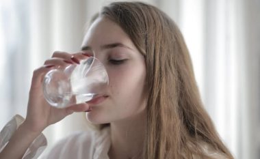 Pesë simptoma të pazakonta që po konsumoni shumë natrium