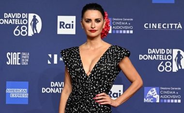 Penelope Cruz në stilin flamengo tërhoqi vëmendjen në Romë: Dekolte e thellë dhe një lule në flokë