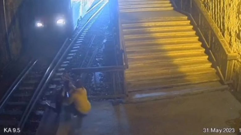 Një grua me fëmijë po ecte nëpër hekurudhë në Serbi – Burri i shpëtoi në momentin e fundit