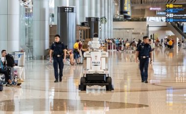 Singapori prezanton policët robotë: Ata do të patrullojnë aeroportin dhe do të ndihmojnë forcat e sigurisë