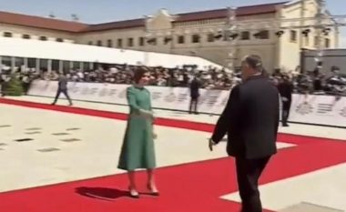 Presidenti hungarez deshi t’ia puth dorën homologes moldave, ajo e refuzoi – pamjet po bëjnë xhiron e botës