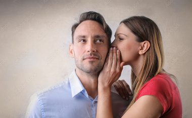 Kur lajkatoni, pëshpëritni në veshin e majtë