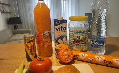 Qytetari tregon tavolinën e ushqimit të mbushur me produkte cilësore vendore