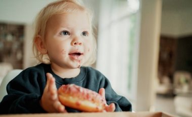 Një infermiere i tha një vajze dyvjeçare të humbiste peshë