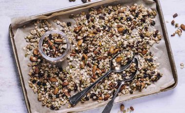 Si të bëni granola: Muesli krokant i bërë në shtëpi që është më i shëndetshëm se ai i blerë në dyqan
