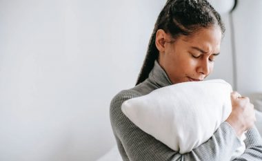 Simptomat më pak të njohura që tregojnë kancerin e ezofagut e që shfaqen gjatë ngrënies
