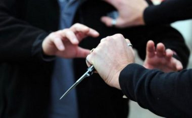 Dy persona e sulmojnë me thikë një tjetër në Prishtinë, të dyshuarit dërgohen në mbajtje