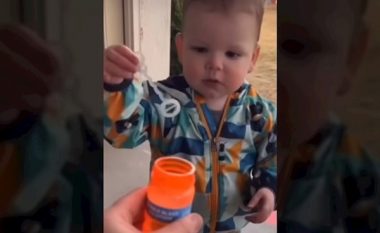 Nëna ka filmuar djalin e saj duke luajtur me flluska, nuk do ta besoni se çfarë bëri në fund të videos