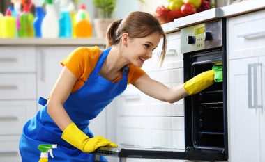 Amvisat e vërteta e dinë këtë truk: Mësoni se si pa u lodhur të pastroni grilat e furrës!
