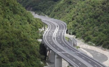 Hyn në fuqi vendimi i Ministrisë së Infrastrukturës, deri më 31 korrik ndalohet qarkullimi i automjeteve mbi 7.5 ton