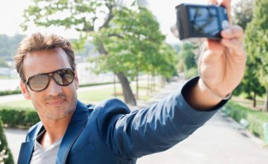 Meshkujt që postojnë shumë selfie janë psikopatë dhe narcisoidë…