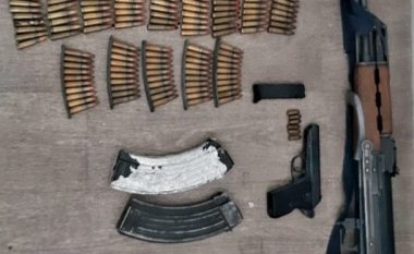 Policia ndërhyn në Skenderaj – sekuestron kallashnikov, pushkë gjuetie dhe armë të tjera
