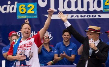 I pakonkurrencë në ushqim, amerikani hanë 62 hot-dog për dhjetë minuta