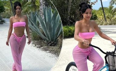 Kim Kardashian shfaqet provokuese në bikini rozë nga pushimet
