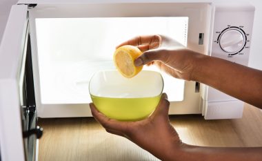 Truk mahnitës: Si ta pastroni mikrovalën me një limon të vetëm