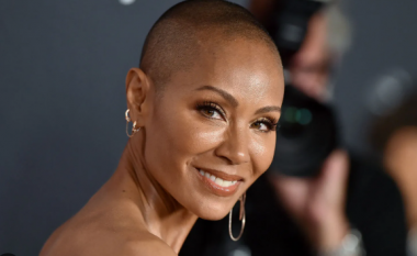 Jada Pinkett Smith thotë se flokët e saj kanë filluar t’i rriten sërish, teksa vuan nga alopecia